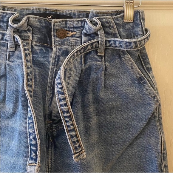 HOLLISTER Ultra High-Rise Mom Jean - Picture 9 of 12